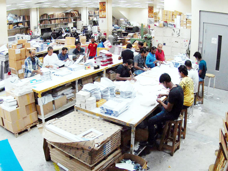 جانب من العاملين في إحدى المطابع 