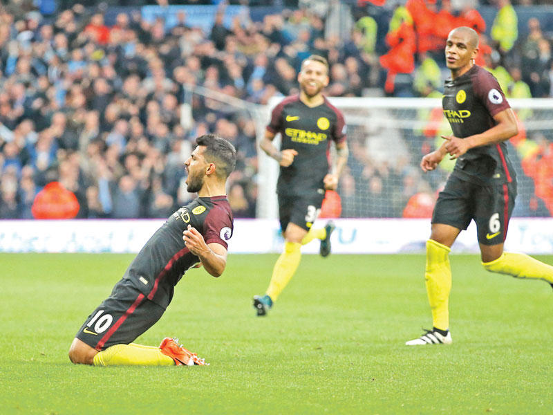 اغويرو يحتفل بهدفه في مرمى ويست بروميتش