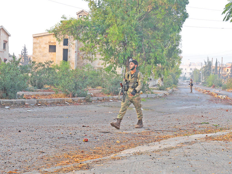 مقاتلان معارضان داخل ضاحية الأسد في غرب حلب أمس t(رويترز)