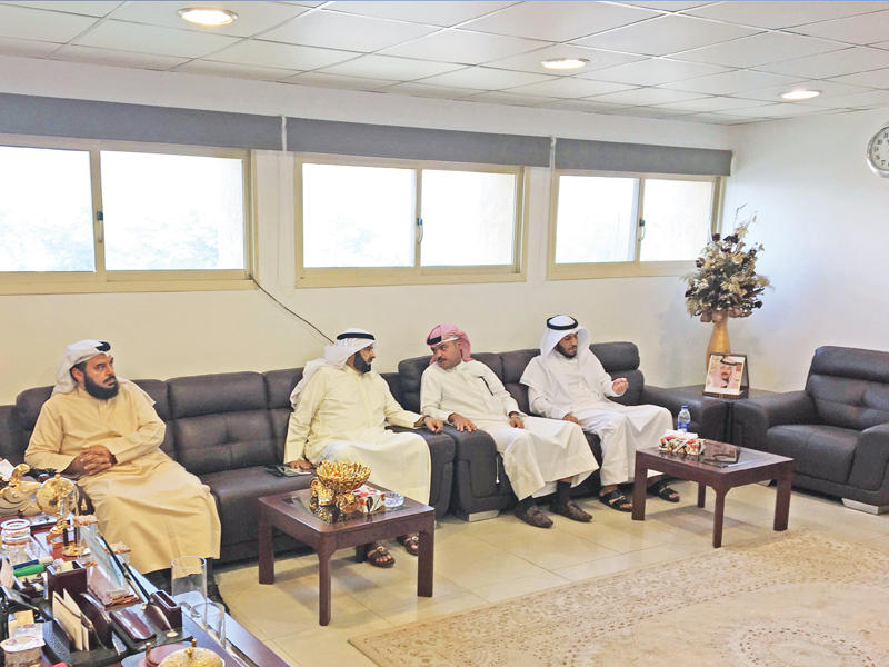 الحربش والوعلان أثناء حضورهما تقديم طلب إثبات الحالة أمس في مخفر الصليبية