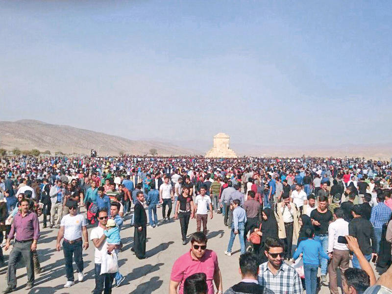 آلاف الإيرانيين يتجمعون أمس الأول في محيط قبر كوروش الذي يبدو في الخلفية (مواقع ايرانية)
