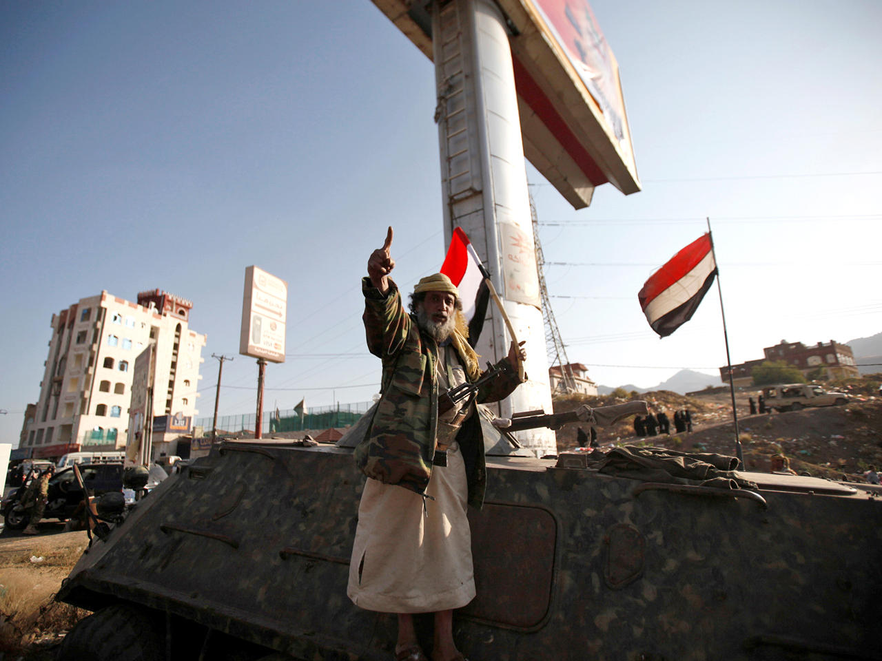 يمني مناصر لجماعة أنصار الله يقف بجانب آلية عسكرية في العاصمة صنعاء