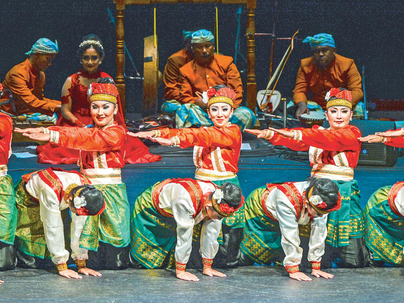 أجواء من عرض الفرقة الإندونيسية الشعبية