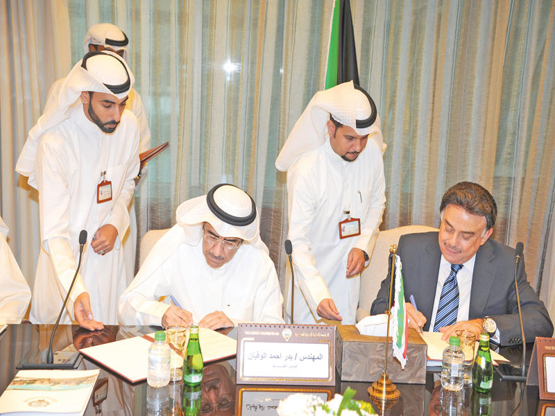 الوقيان خلال توقيعه عقد مدينة جابر الأحمد أمس