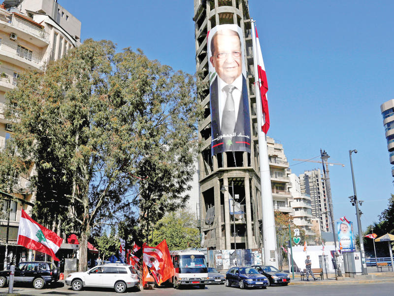 صورة عملاقة لعون رفعت في ساحة ساسين بالأشرفية (رويترز)n