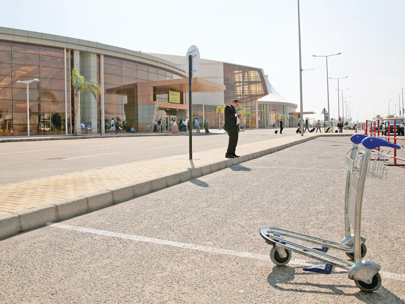 أحد مداخل مطار شرم الشيخ كما بدا أمس (رويترز)