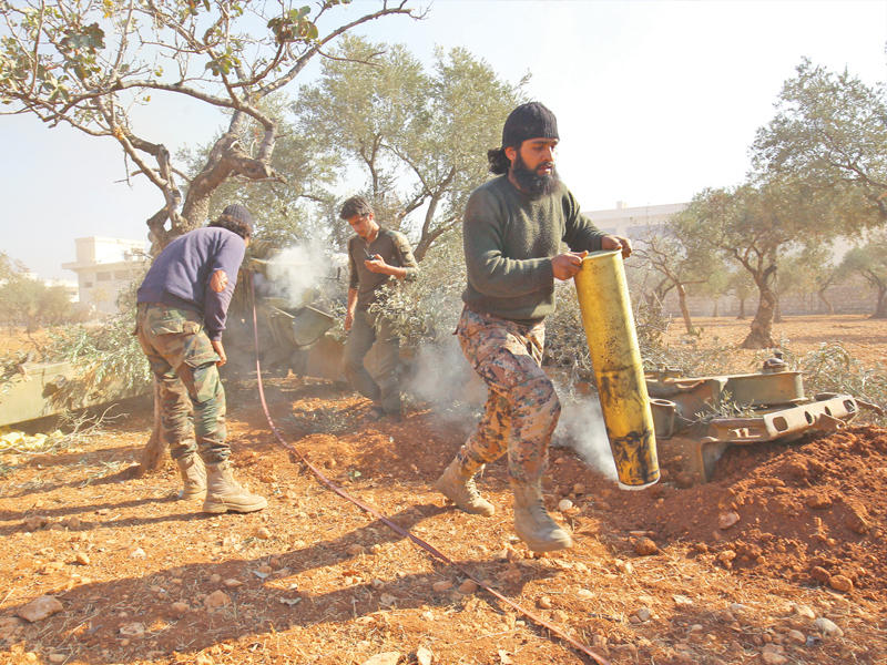 مقاتلون من المعارضة يقصفون حي الحمدانية غرب حلب أمس (رويترز)