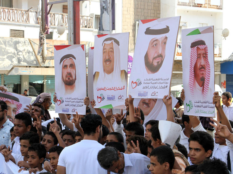 يمنيون يرفعون صور سمو الأمير وقادة الخليج في عدن أمسt(أ ف ب)