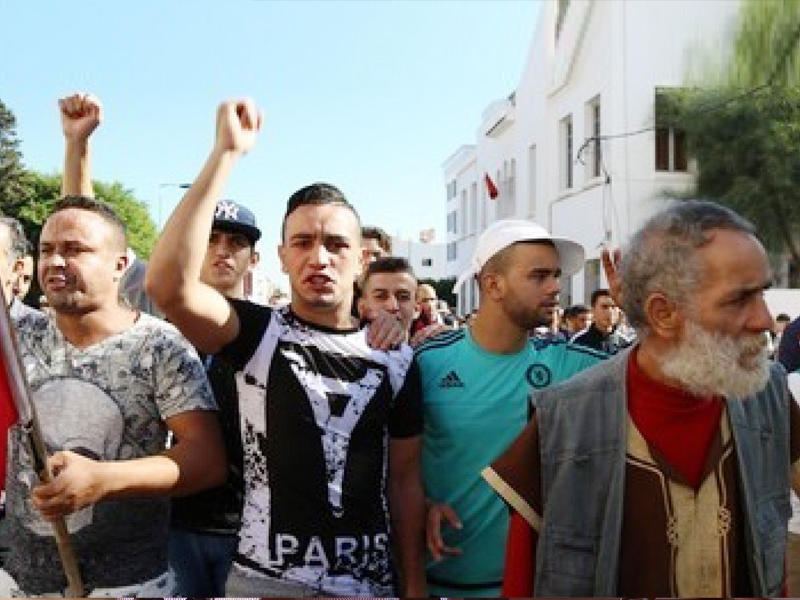 مغاربة يشاركون في تشييع جثمان بائع السمك بمدينة الحسيمة أمس   (سكاي نيوز)