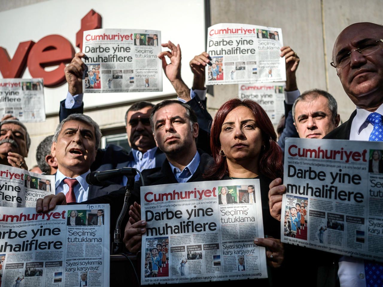 أتراك يحتجون على اعتقال رئيس تحرير صحيفة جمهورييت