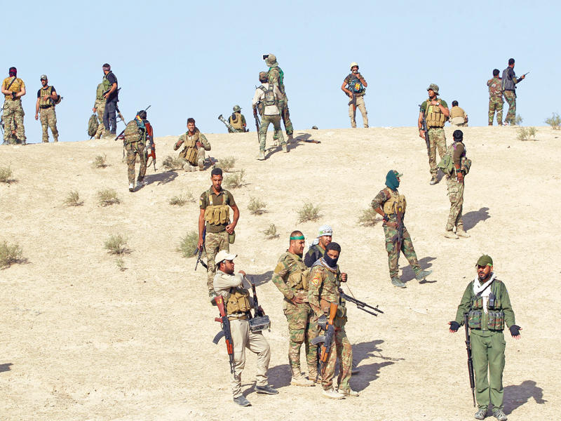 مقاتلون من «الحشد» الشيعي يتقدمون باتجاه مدينة السلماني جنوب الموصل أمس الأولt(أ ف ب)