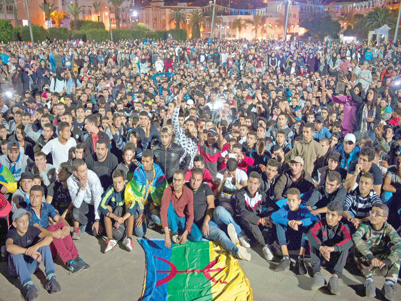 مغاربة أمازيغ يتظاهرون تنديداً بمقتل بائع السمك في الحسيمة أمس الأولt(أ ف ب)