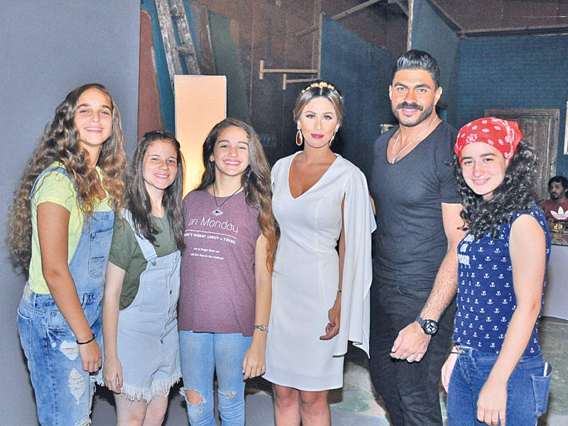 خالد ومي سليم وعدد من الاطفال المشاركين في المسلسل