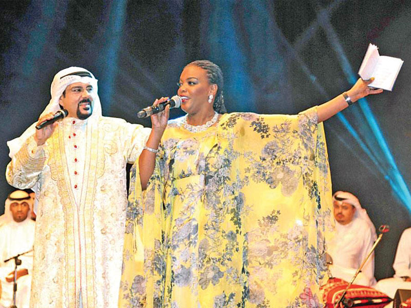 فطومة في إحدى حفلاتها الغنائية برفقة المطرب الشعبي سليمان القصار 