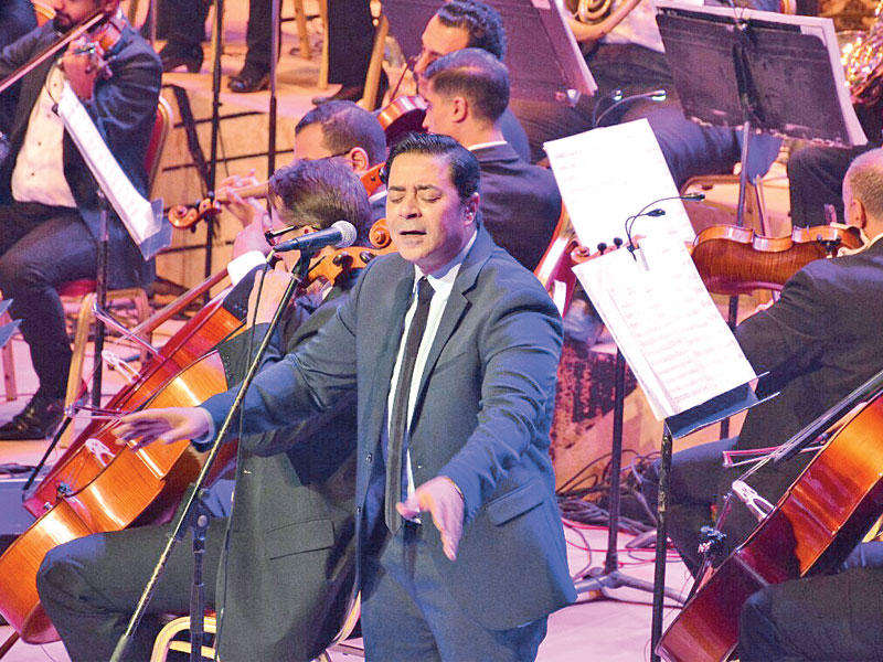 مدحت صالح يغني في حفل الافتتاح 