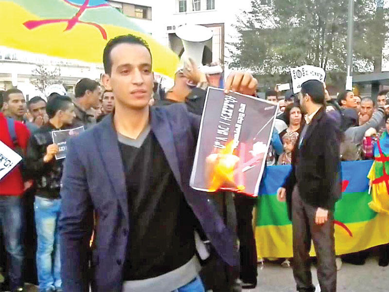 مغاربة أمازيغ يحرقون صور بنكيران خلال احتجاجات على مقتل «بائع السمك» بالحسيمة أمس (هسبريس)