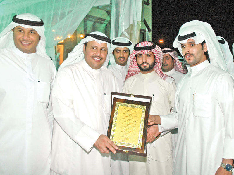 الجلال خلال تكريمه من أحد أبناء الدائرة