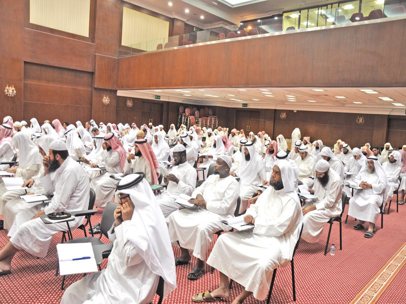 عدد من الأئمة والمؤذنين في الندوة 