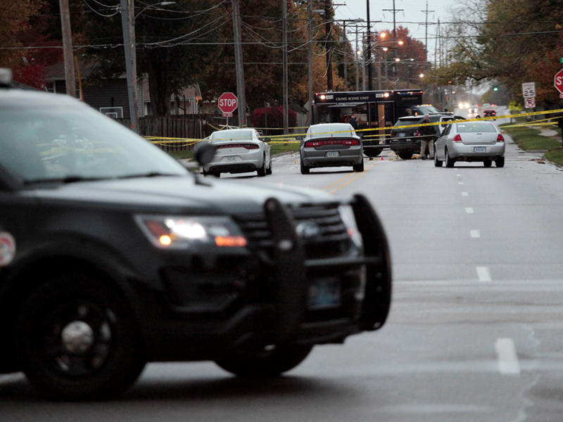 الشرطة تطوق موقع الجريمة (رويترز)