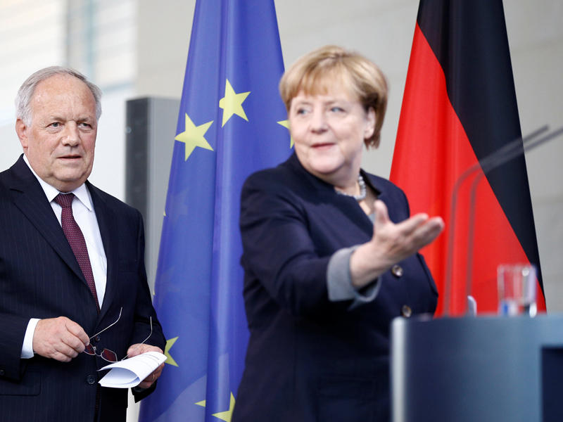 ميركل متوجهة إلى المؤتمر الصحفي برفقة الرئيس السويسري يوهان نيكلاوس