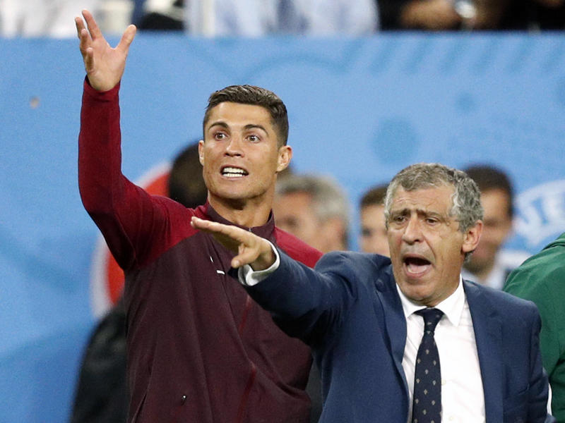 فرناندو سانتوس وكريستيانو رونالدو خلال المباراة النهائية لكأس الامم الاوروبية