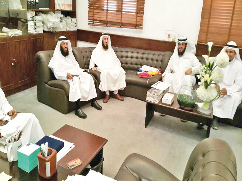 عمادي ومسؤولو الوزارة خلال الجولة