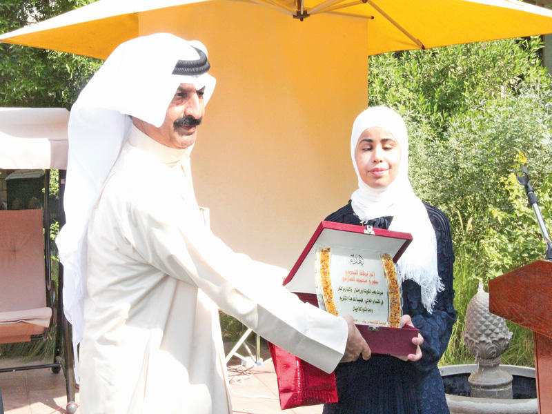 العتيبي مكرماً الطالبة جوري العازمي في مدرسة القادسية أمس