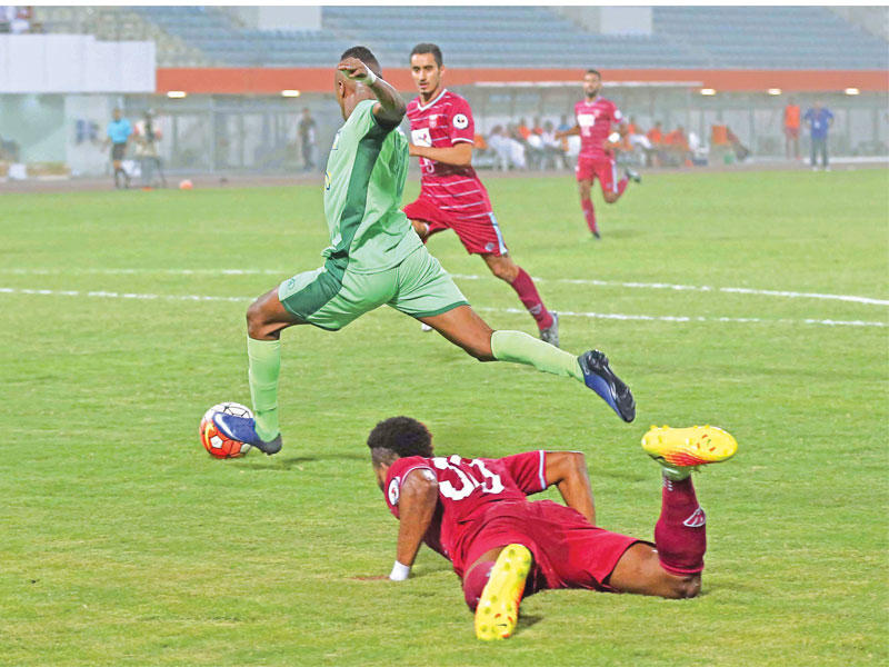 مبارك النصار في طريقه إلى تسجيل هدف المباراة الوحيد في مرمى النصر (تصوير جورج رجي)