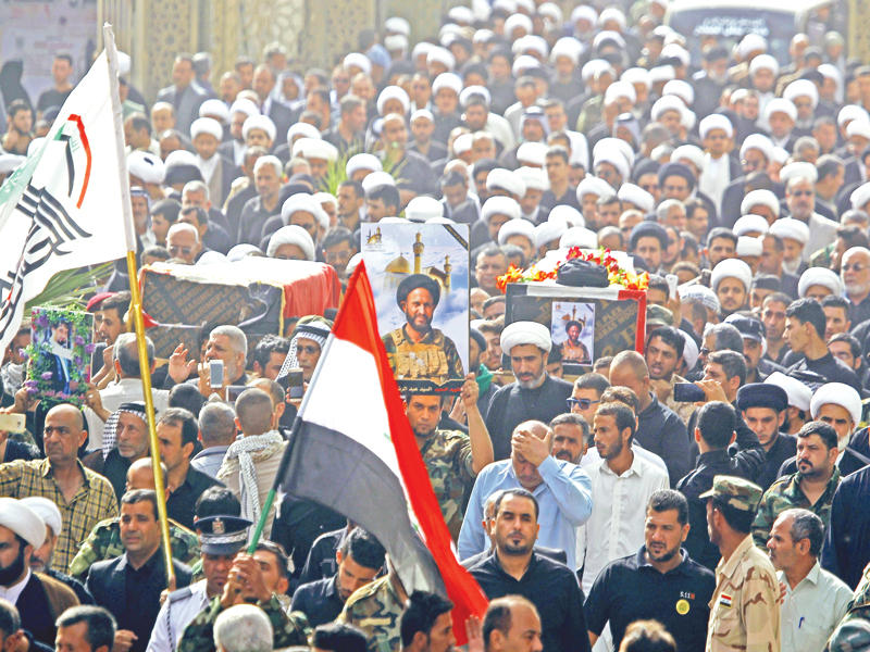 عراقيون يشيعون في النجف أمس قائدين في «الحشد» قتلا في الموصل (أ ف ب)