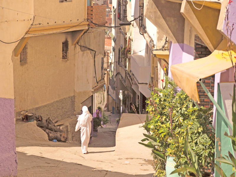 مغربية تسير بالحي القديم من مدينة طنجة (أ ف ب)