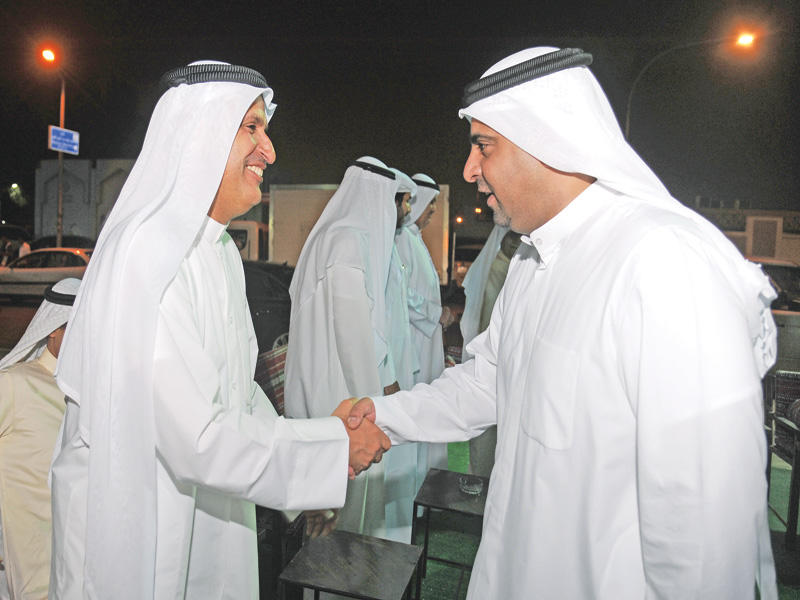 النصف مستقبلاً عصام الصقر خلال افتتاح مقره الانتخابيt (تصوير عبدالله الخلف)