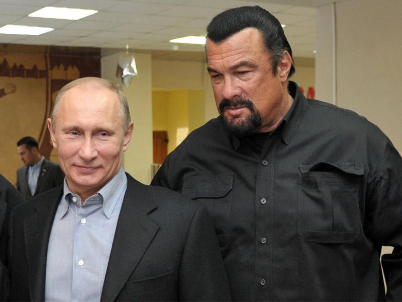 الرئيس الروسي فلاديمير بوتين ونجم أفلام الحركة ستيفين سيجال