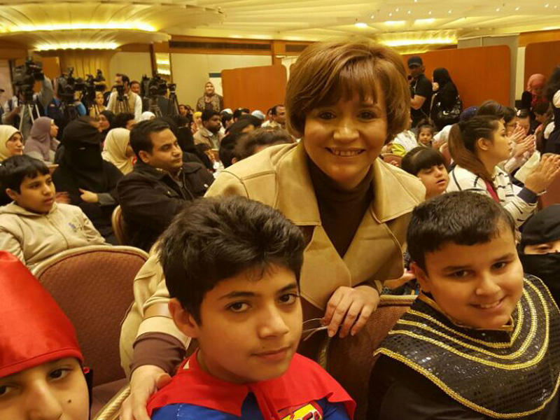 عبير يحيى في لقطة لها مع بعض الأطفال 