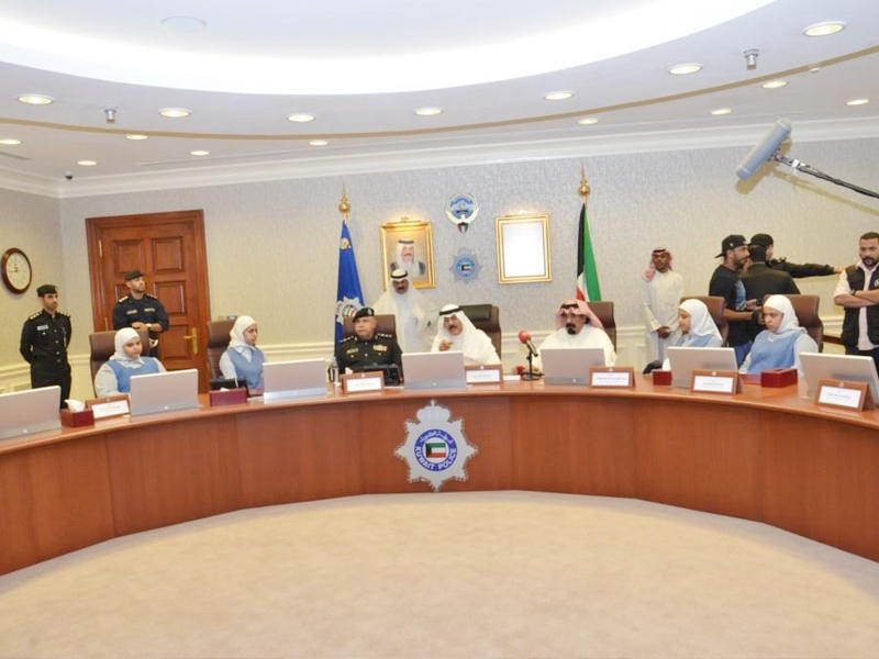 الخالد والفهد والخليفة مع الطالبات في غرفة اتخاذ القرارn