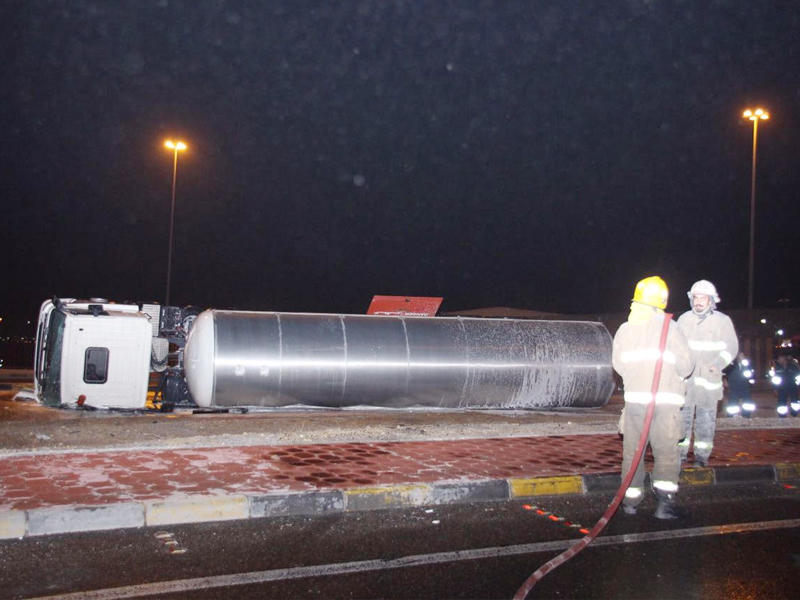 رجال الإطفاء يتعاملون مع الحادثn