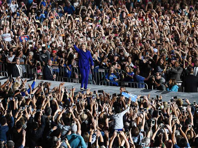 كلينتون بين أنصارها في أريزونا أمس الأول ( أ ف ب)n