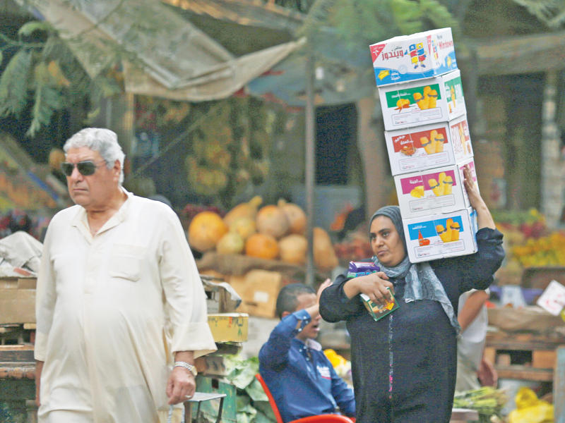 جانب من سوق عابدين في القاهرة وسط توقعات بارتفاع الأسعارt(رويترز)