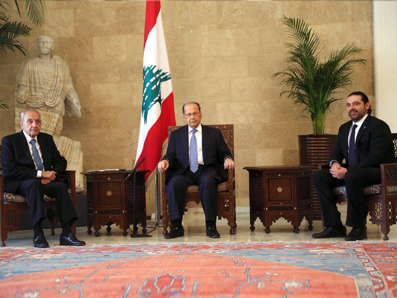 الرئيس عون والحريري وبري في قصر بعبدا أمس ( اي بي ايه)