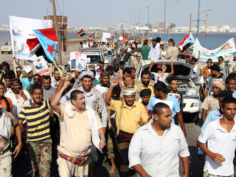 يمنيون يتظاهرون دعماً لهادي والتحالف بعدن أمس (أ ف ب)