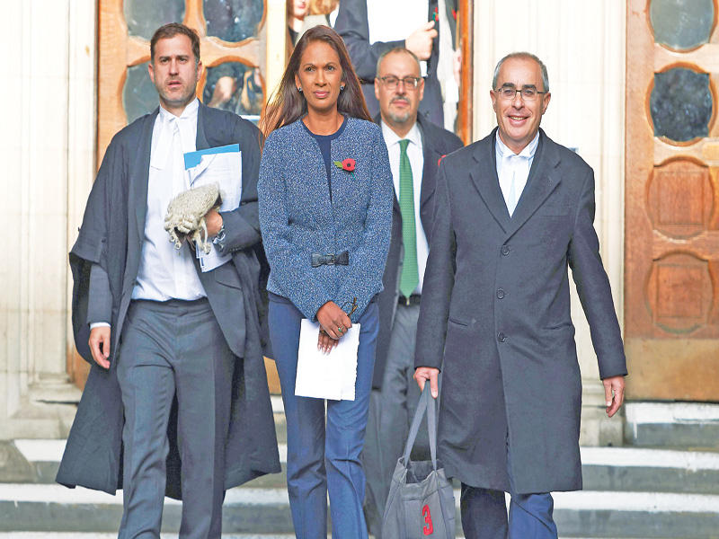 المدعية الرئيسية في القضية جينا ميلر تتجه لإلقاء بيان في وسط لندن بعد حكم المحكمة (أ ف ب)