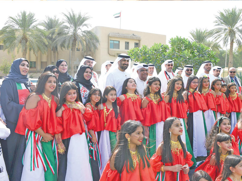 السفير الإماراتي يتوسط المشاركين باحتفال رفع العلمn