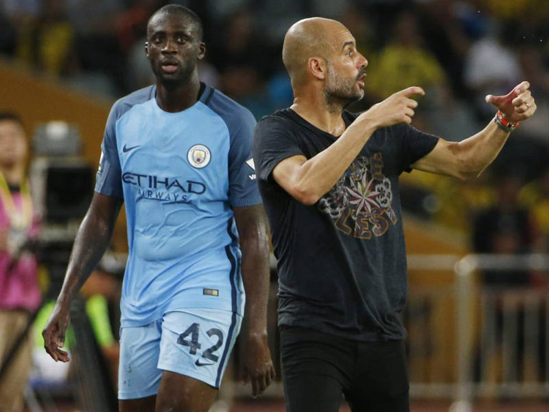 صورة أرشيفية تجمع غوارديولا بتوريه خلال إحدى مواجهات السيتي