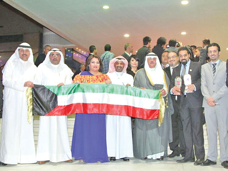 الوفد الكويتي يحمل علم الكويت والجوائز