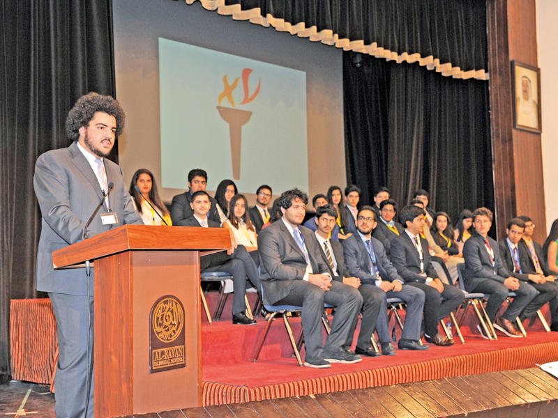 الأمين العام ايمن يونس متحدثا ويبدو جانب من الطلبة أعضاء «الجمعية العمومية»