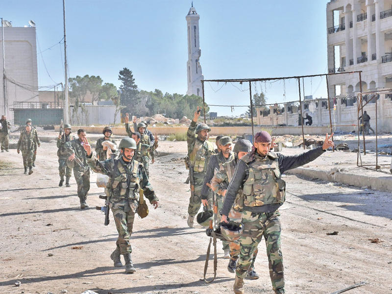 جنود الأسد على الطريق المؤدي لحي الثلاثة آلاف شقة في منطقة الحمدانية أمس  (أ ف ب)