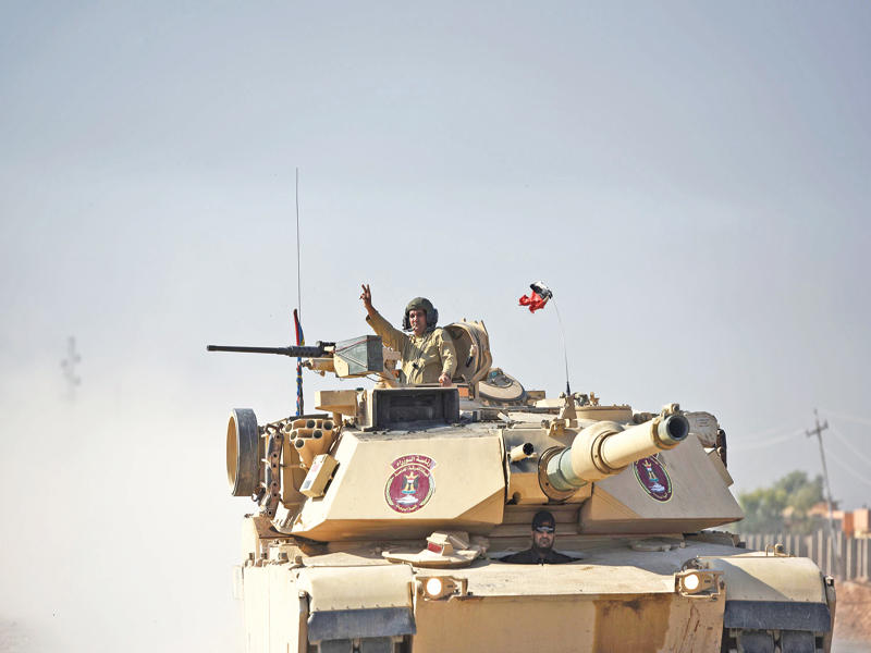 القوات العراقية تدخل قرية كركوكلي في الجانب الأيسر من مدينة الموصل أمس (أ ف ب)