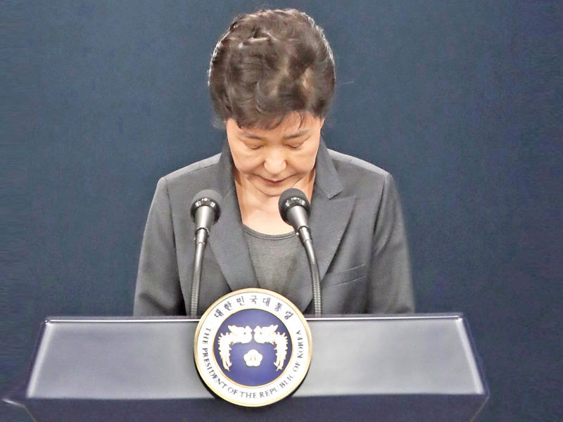 جون هاي تنحني اعتذاراً للأمة في سيول أمس(إ ي بي إيه)