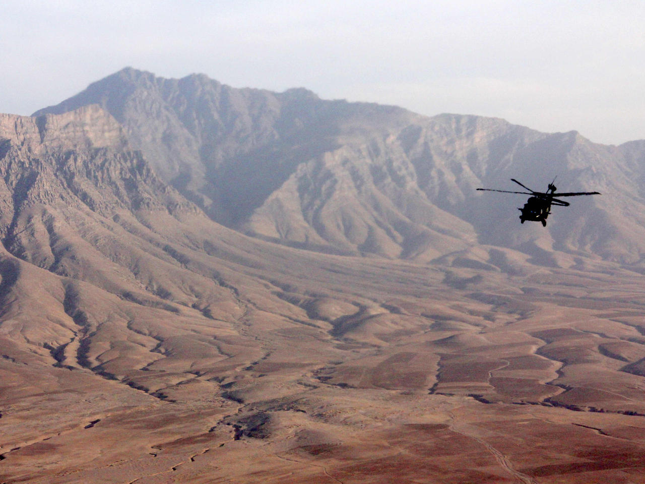 طائرة هليكوبتر عسكرية أمريكية تحلق نحو قاعدة باغرام الجوية من كابول، أفغانستان