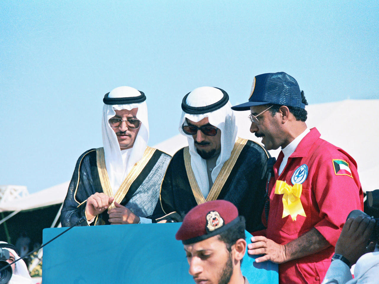 الأمير الراحل الشيخ جابر الأحمد الجابر الصباح يطفىء البئر برقان 118