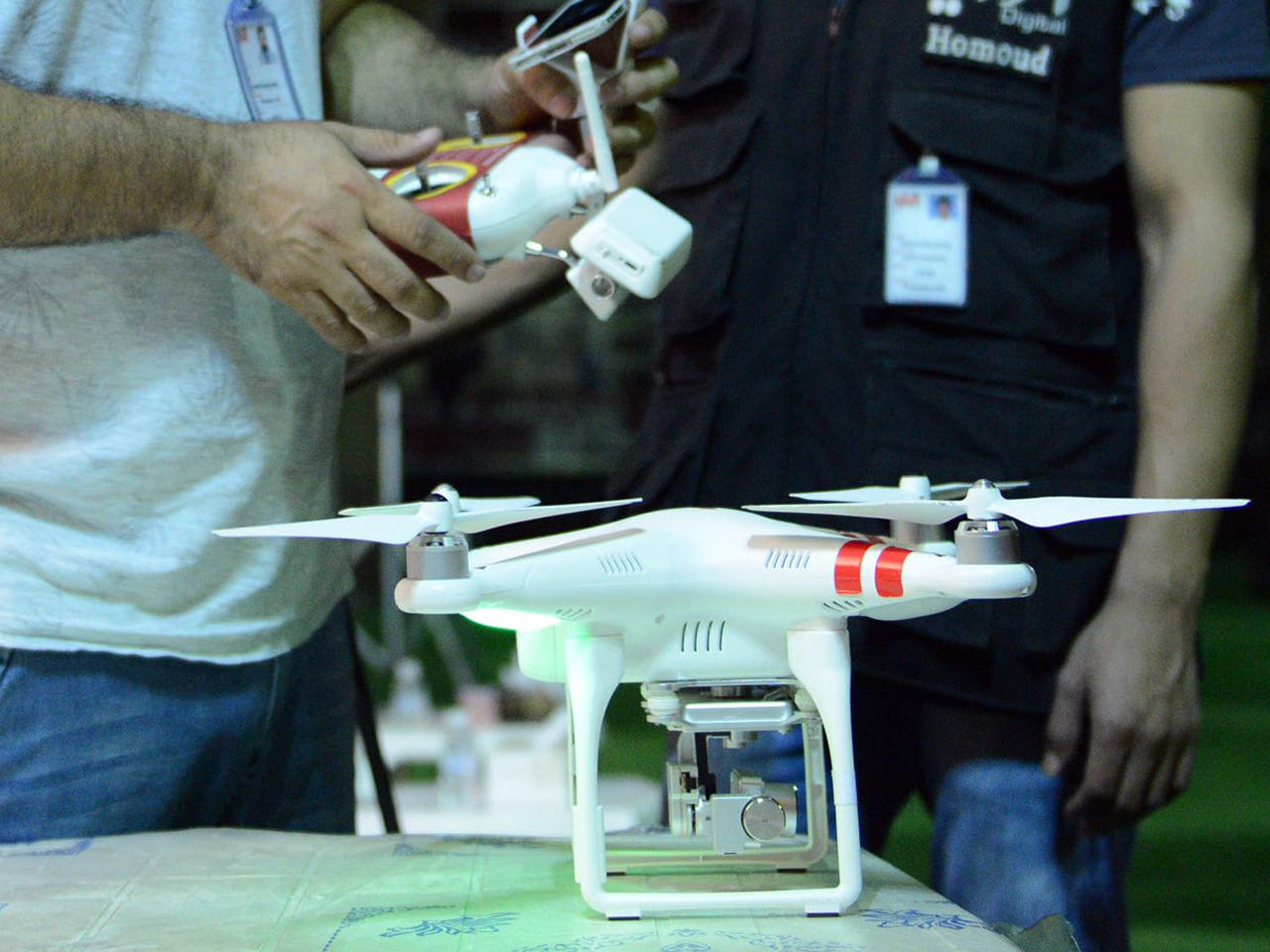 استعدادات طاقم التصوير لإطلاق طائرة (الفانتوم) فوق أحد المقار الانتخابية